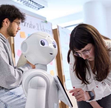 SCIDEA Lab Robotik Technikkurs mit Teilnehmenden